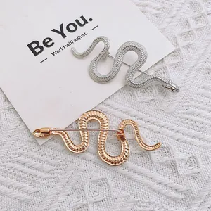 Spille a forma di serpente in argento e oro rosa con trama a squame dettagliata