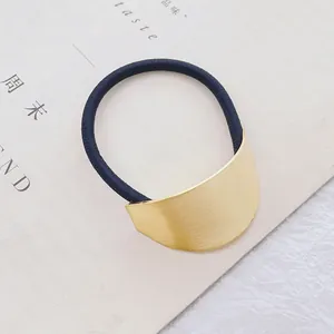 Minimalistisch elastisch haarelastiekje met een luxe geborstelde gouden metalen clip
