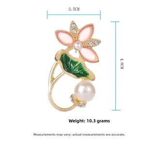 Dettaglio della spilla a loto in lega con dimensioni 3,5x4,8 cm e un peso di 10,3 g