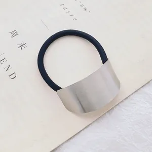 Detailopname van zilveren geborstelde metalen gesp op elastische haarwokkels