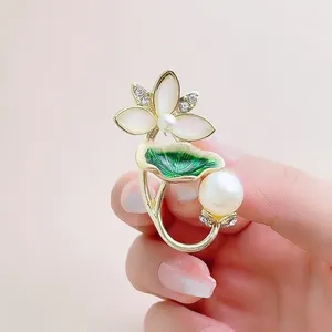 Squisita spilla foglia di loto con smalto verde, petali bianchi e perle per le donne