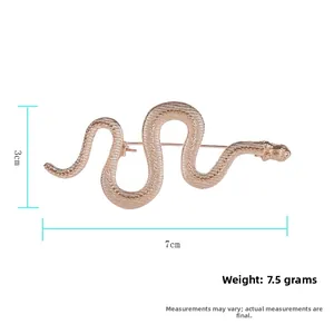 Dettaglio spilla a serpente oro rosa con trama a scaglie e dimensioni di 7cm per 3cm