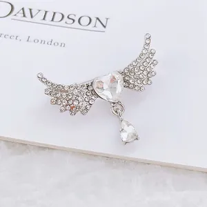 Broche ailes d'ange et cœur en argent avec strass brillants et pendentif goutte d'eau