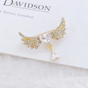 Élégante broche ailes d'ange avec cristal de cœur et pendentif goutte d'eau dorée