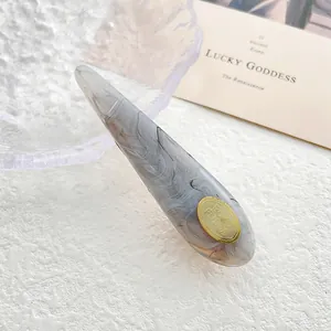 Pinza para el pelo retro en acetato de mármol gris con detalle de metal dorado