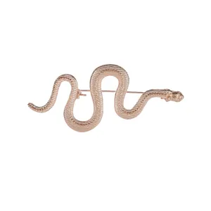 Spilla a forma di serpente oro rosa con texture a scaglie su sfondo bianco puro