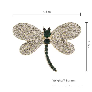 Détails de la broche libellule émeraude montrant une largeur de 4,8 cm et un poids de 7,8 g
