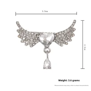 Vue détaillée de la broche ailes cœur argentée avec strass indiquant 3,3 cm de largeur