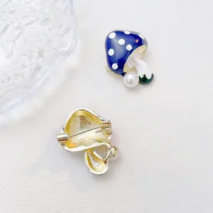 Broche champignon bleue raffinée avec pois blancs et perles sur base dorée