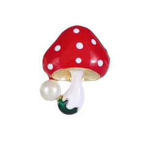 Broche champignon rouge émaillé avec perles blanches et finition dorée pour femme