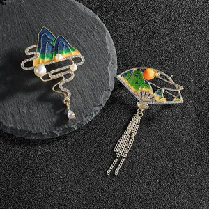 Broche de Paysage de Montagne en Émail d'Alliage de Zinc de Style Chinois Vintage pour Femme Élégante Broche d'Éventail à Gland Bijoux en Strass