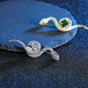 Eleganter Schlangenbrosche-Set mit grünem Glasstein in Gold und Silber mit S925-Stempel