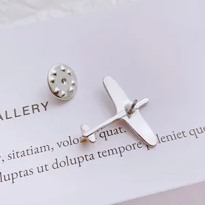 Spilla ad aereo in argento lucido con chiusura a farfalla su biglietto regalo bianco