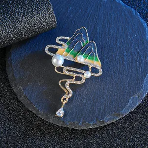 Broche paysage exquise avec émail bleu, perles et pendentif goutte en zircone cubique
