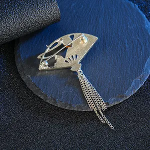 Broche en éventail en alliage de zinc avec glands de chaîne sur plateau de pierre