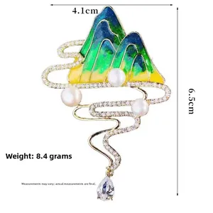 Détail de la broche paysage en émail avec perles, zircones et dimensions de 4,1 cm x 6,5 cm