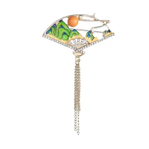 Exquise broche en forme d'éventail, paysage de montagne avec émail et glands en cristal
