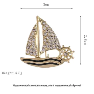Spilla a vela dettagliata 3cm x 2,8cm con vele in cristallo e placcatura in oro