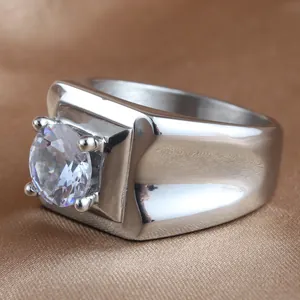 Anillo vintage de acero inoxidable con piedra blanca redonda sobre fondo de seda