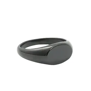 Anello a sigillo ovale in acciaio inossidabile nero lucido con superficie piatta