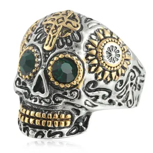 Gothic-Punk-Totenkopfring mit goldenem Kreuz und grünen Edelsteinaugen aus Edelstahl
