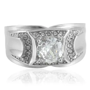 Anillo punk de acero inoxidable con gema blanca redonda y pavé sobre fondo blanco liso