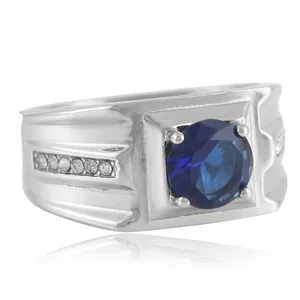Anillo de hombre en acero inoxidable plateado con gema azul y circonitas en los laterales