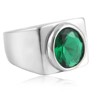 Détail de la bague chevalière en acier argenté avec une pierre verte ronde facettée