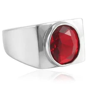 Vue détaillée d'une bague chevalière en acier poli avec une grande pierre rouge facettée