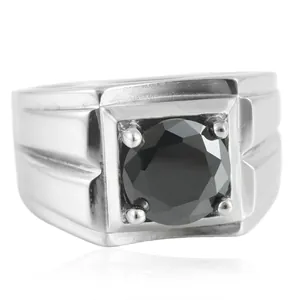 Détail macro d'une bague en acier pour homme avec pierre noire et anneau texturé
