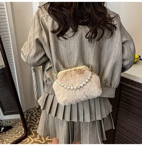 Achteraanzicht model met een pluche beige crossbodytas en elegante parelketting detail