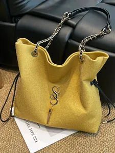 Schicke gelbe Tragetasche mit goldener Kette, Schimmereffekt und Quastenanhänger