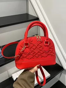 Klassische rote Muschel-Handtasche mit Netzstickerei und goldfarbenen Metallbeschlägen