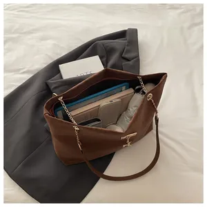 Grande borsa tote leopardata che mostra la capacità per tablet, telefono e oggetti quotidiani
