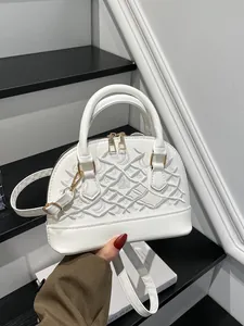 Weiße bestickte Muschelhandtasche mit Goldbeschlägen und verstellbarem Gurt für den Winter