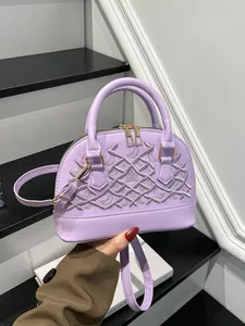 Lila Muscheltasche mit Vintage-Stickerei und goldenen Beschlägen für elegantes Tragen