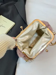 Roze pluche crossbodytas met parelketting en gouden frame van bovenaf gezien