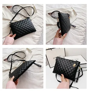 Vues détaillées d'un sac bandoulière matelassé noir avec des finitions dorées chic