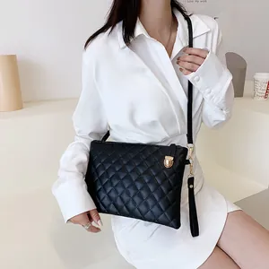 Petit sac bandoulière matelassé noir avec fermoir doré tournant pour femmes