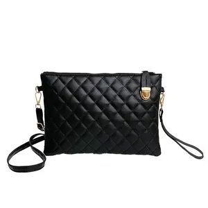 Sac bandoulière classique en cuir PU noir matelassé avec finitions dorées élégantes