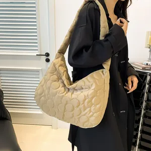 Dettaglio della trama floreale trapuntata sulla borsa a tracolla in nylon kaki