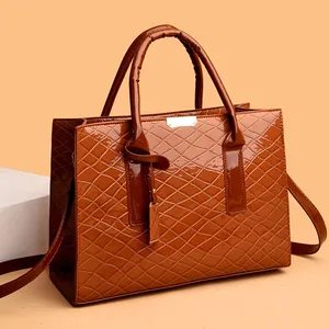 Dunkelbraunes dreiteiliges Damen-Tote-Bag-Set mit Kroko-Prägung aus Lackleder