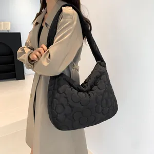 Borsa a nuvola trapuntata nera con motivo floreale e design a tracolla capiente