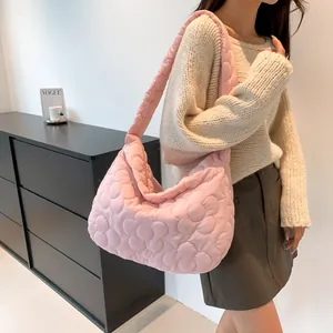 Borsa hobo rosa trapuntata a nuvola con cuciture floreali e capiente tracolla