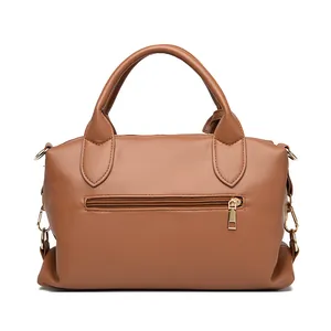 Dettaglio della borsa Boston in pelle PU marrone con trama e tasca posteriore con zip