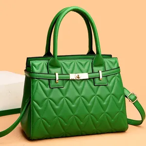 Elegante borsa a mano trapuntata verde smeraldo con chiusura a scatto dorata