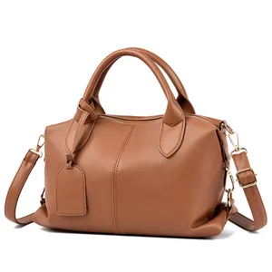 Dettaglio della pelle martellata marrone e della cerniera dorata della borsa Boston
