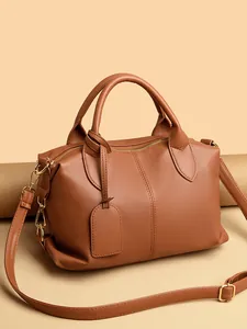 Elegante borsa Boston in pelle PU marrone con finitura martellata e tracolla regolabile