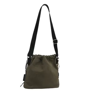 Borsa a secchiello in nylon verde militare con coulisse e tracolla regolabile e etichetta