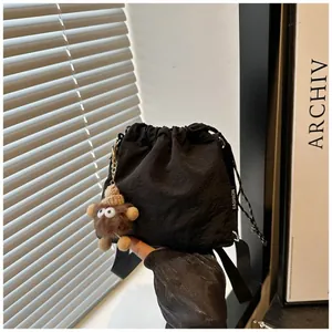 Borsa a secchiello leggera in nylon nero con coulisse e ciondolo a forma di mostro